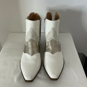 Yellow Box Willis Western Ankle Boots White Metallic Snakeskin Cowboy 7.5